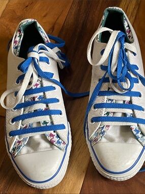 Converse White And Houndstooth Sneakers. Good Condition. Men's 6. Women's 8.